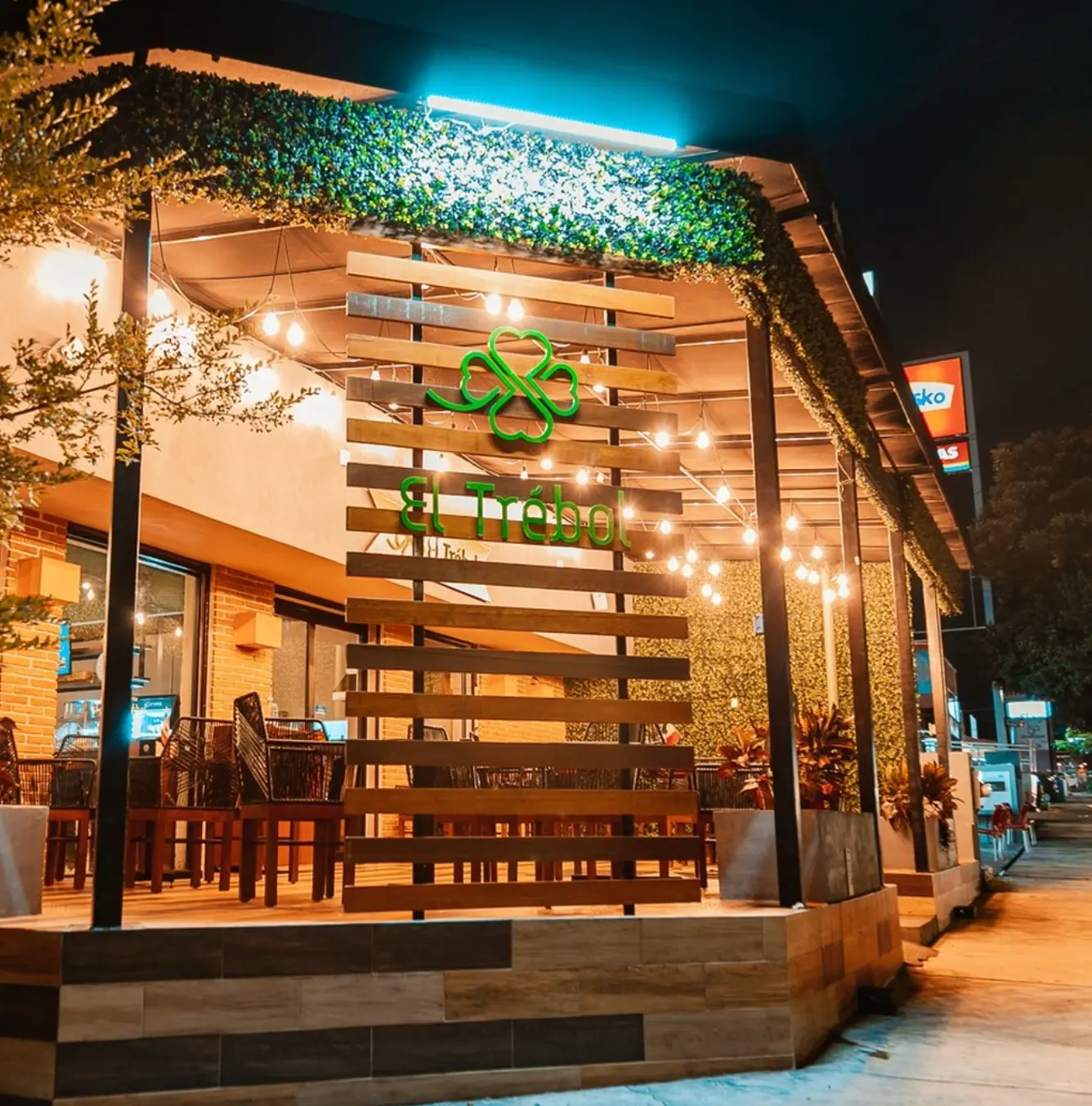 Fachada iluminada del Restaurante El Trébol en Colima por la noche